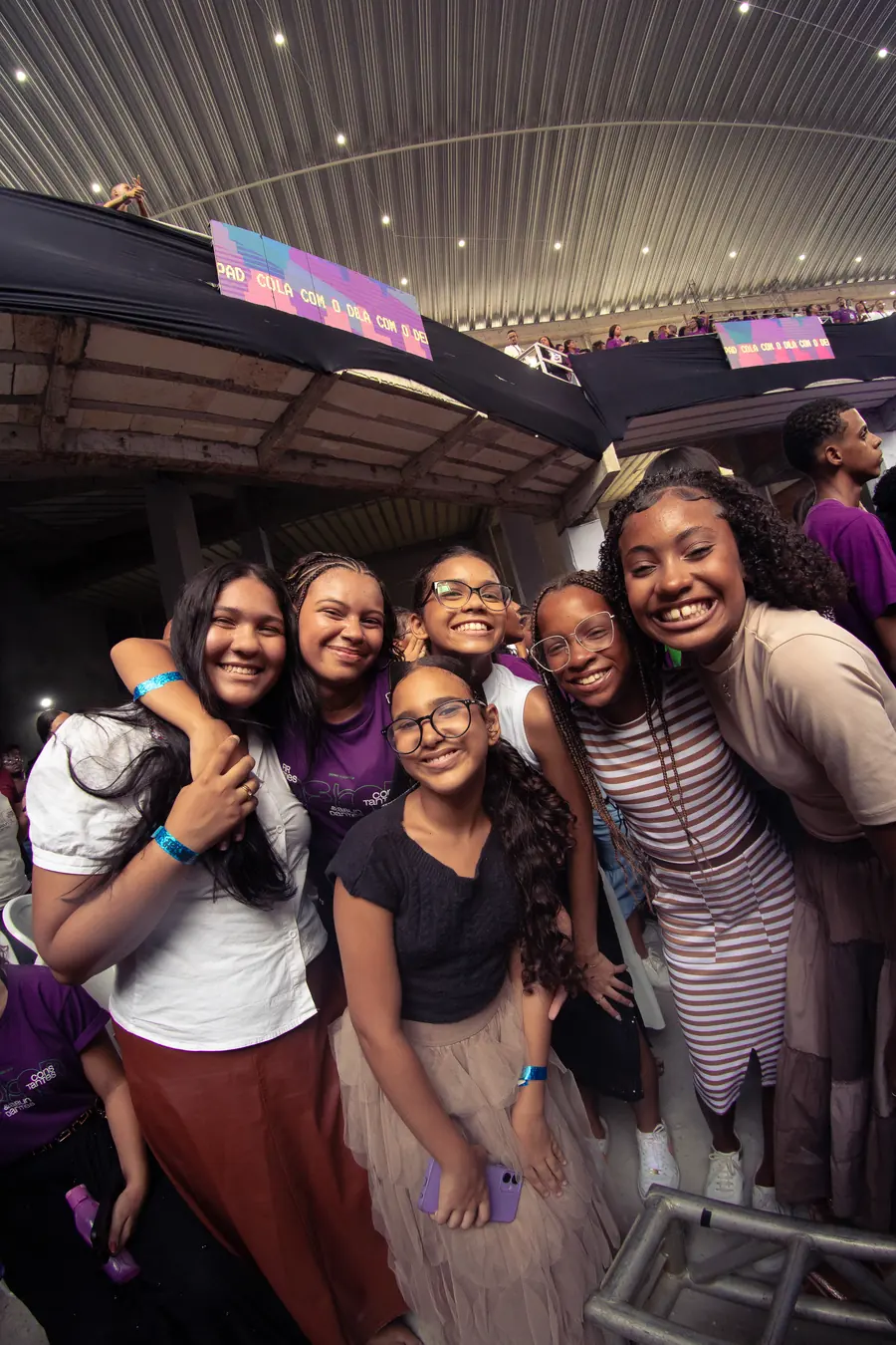 Grupo de adolescentes sorrindo e abra&ccedil;adas em um evento do DEPAD