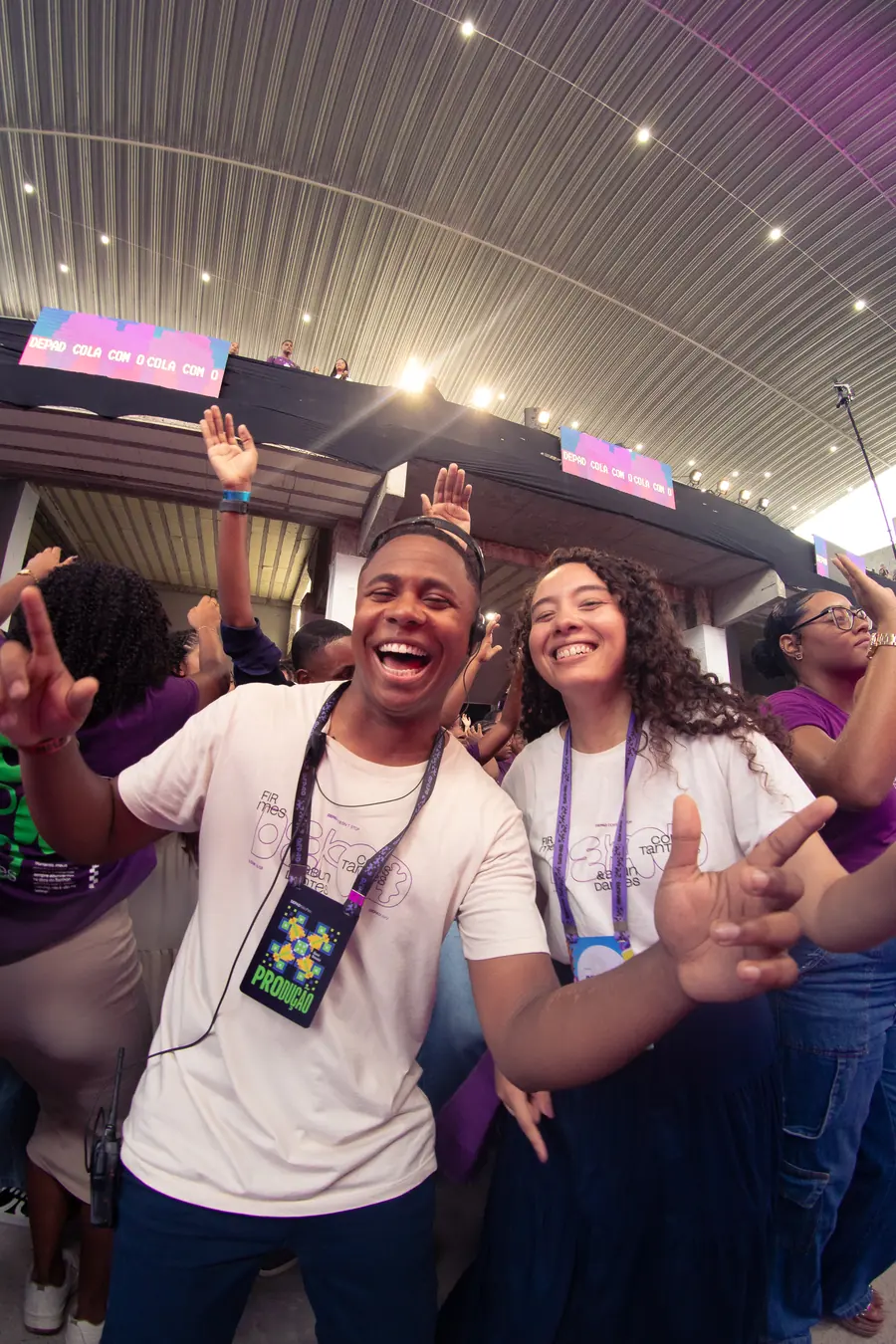 Casal de volunt&aacute;rios da produ&ccedil;&atilde;o celebrando durante o Congresso DEPAD