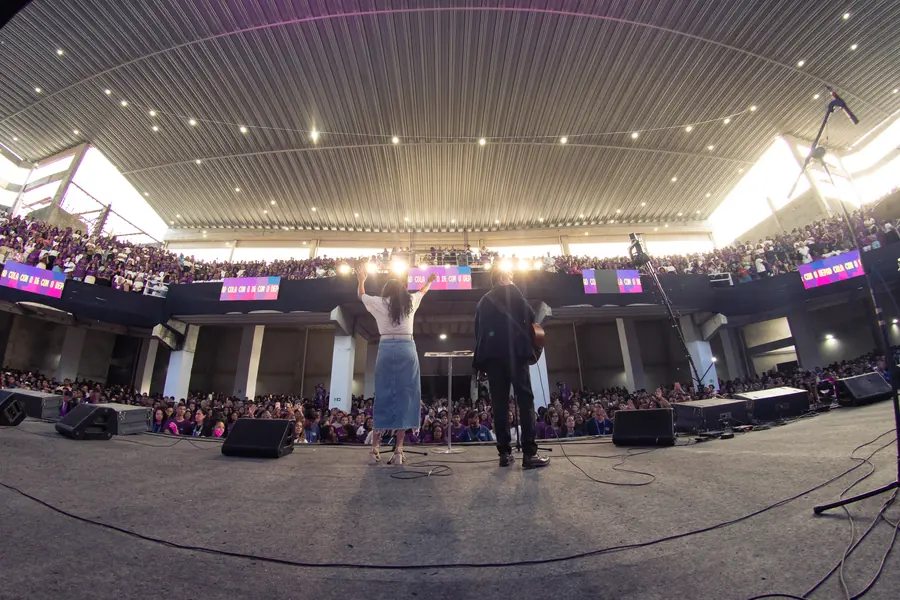 Momento de louvor em um culto do DEPAD